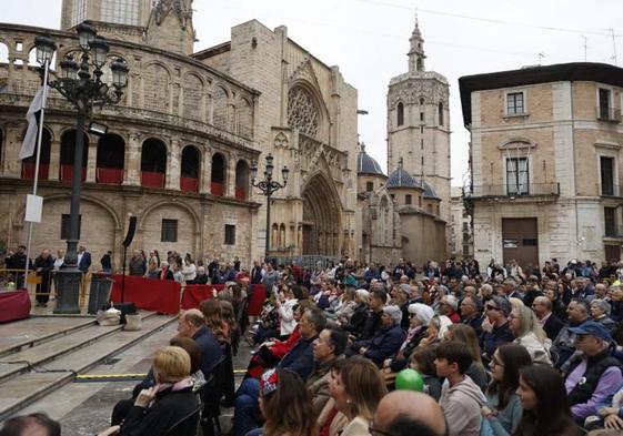 Representacion de los milagros de San Vicente Ferrer en el altar de la Plaza de la Virgen.