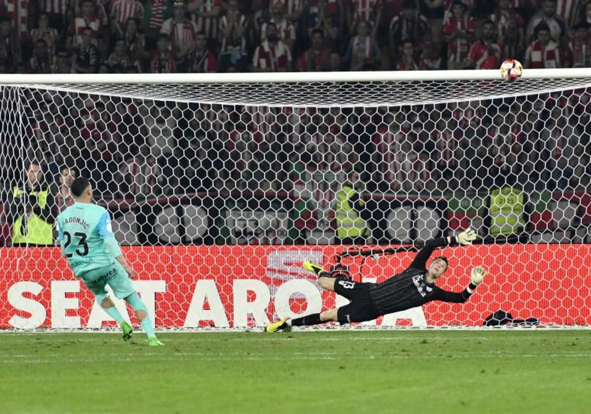 Vídeo | Así fue la tanda de penaltis de la final de Copa: de los dos fallos del Mallorca al histórico gol de Berenguer