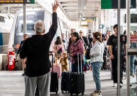 Usuarios y turistas en la estación Joaquín Sorolla de Valencia, de donde salen los AVE con dirección a Madrid.