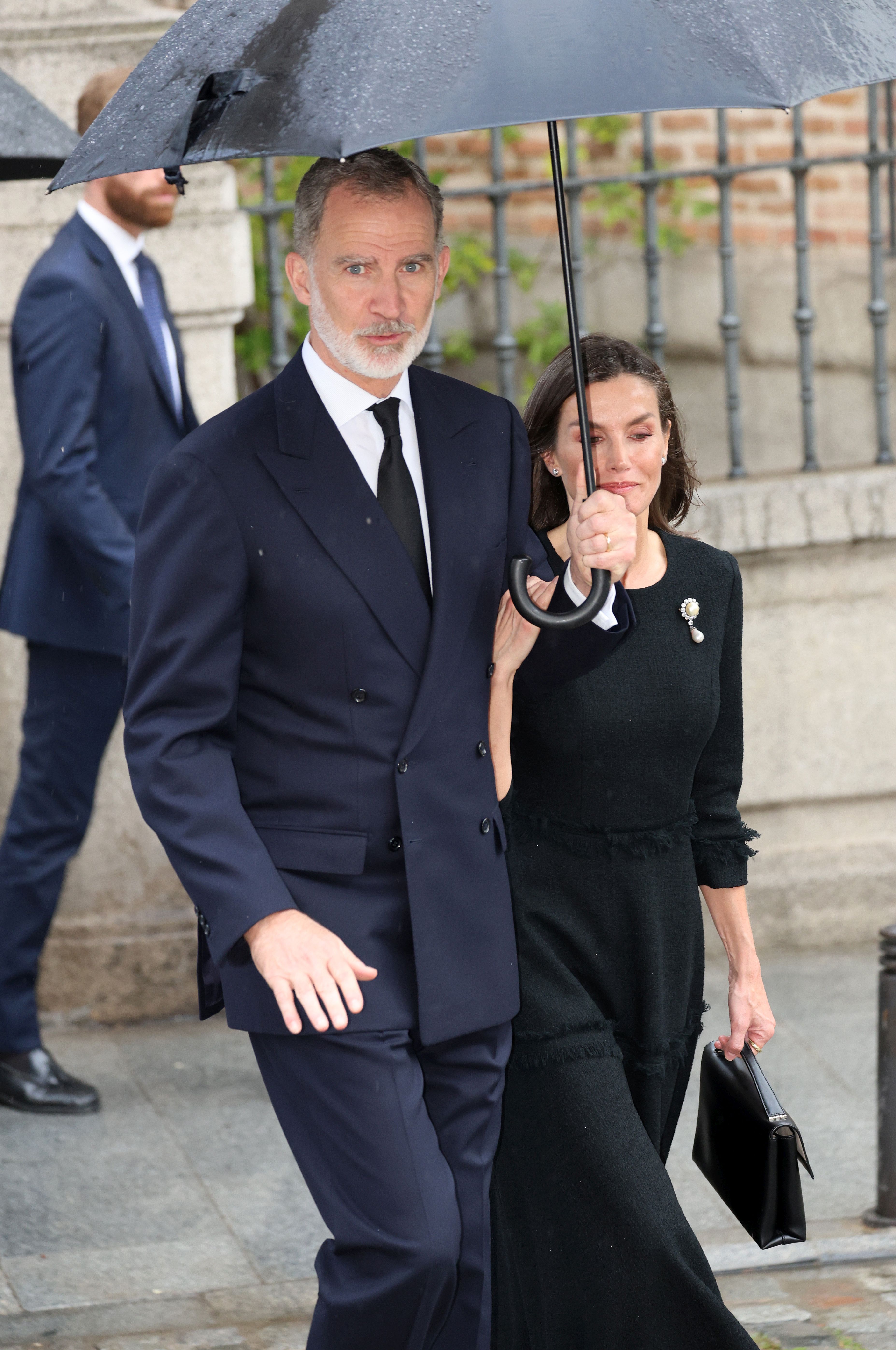 Fotos: los Reyes coinciden con Don Juan Carlos y Doña Sofía en el funeral de Fernando Gómez-Acebo