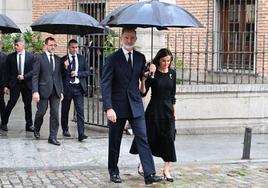 Fotos: los Reyes coinciden con Don Juan Carlos y Doña Sofía en el funeral de Fernando Gómez-Acebo