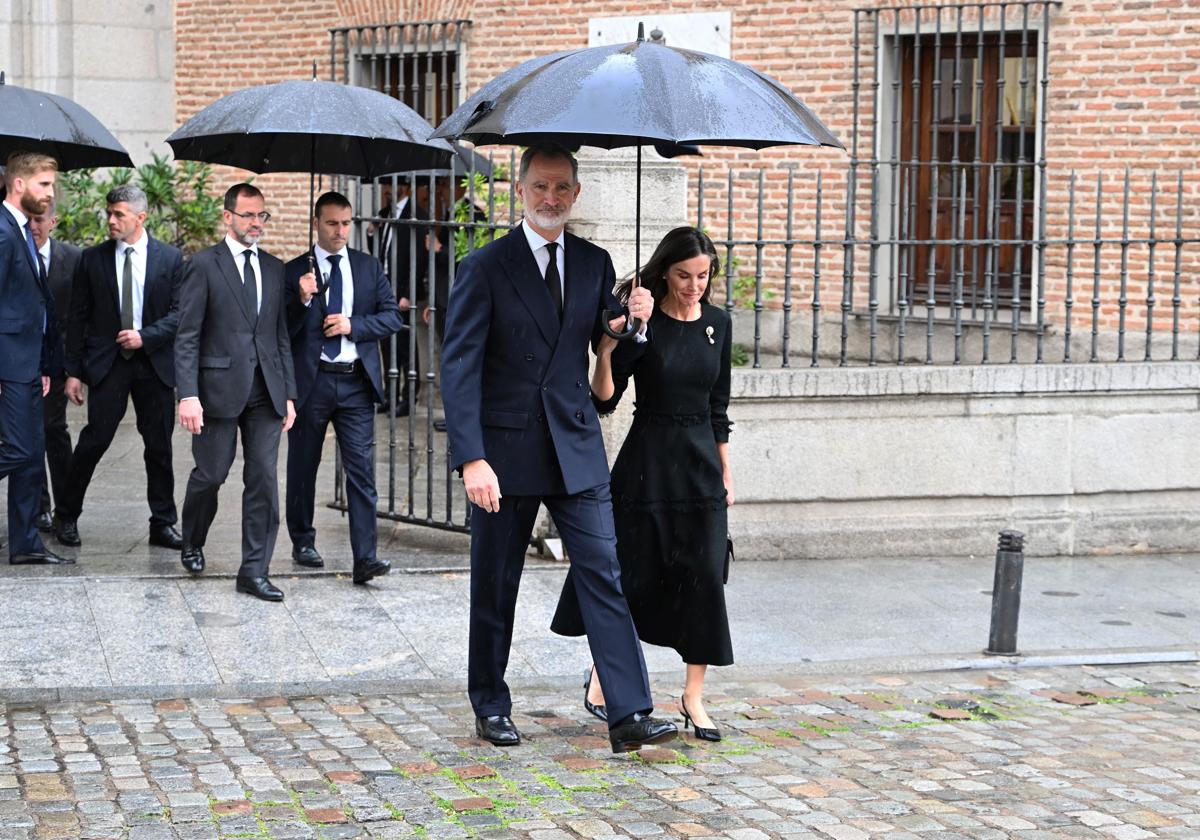 Fotos: los Reyes coinciden con Don Juan Carlos y Doña Sofía en el funeral de Fernando Gómez-Acebo