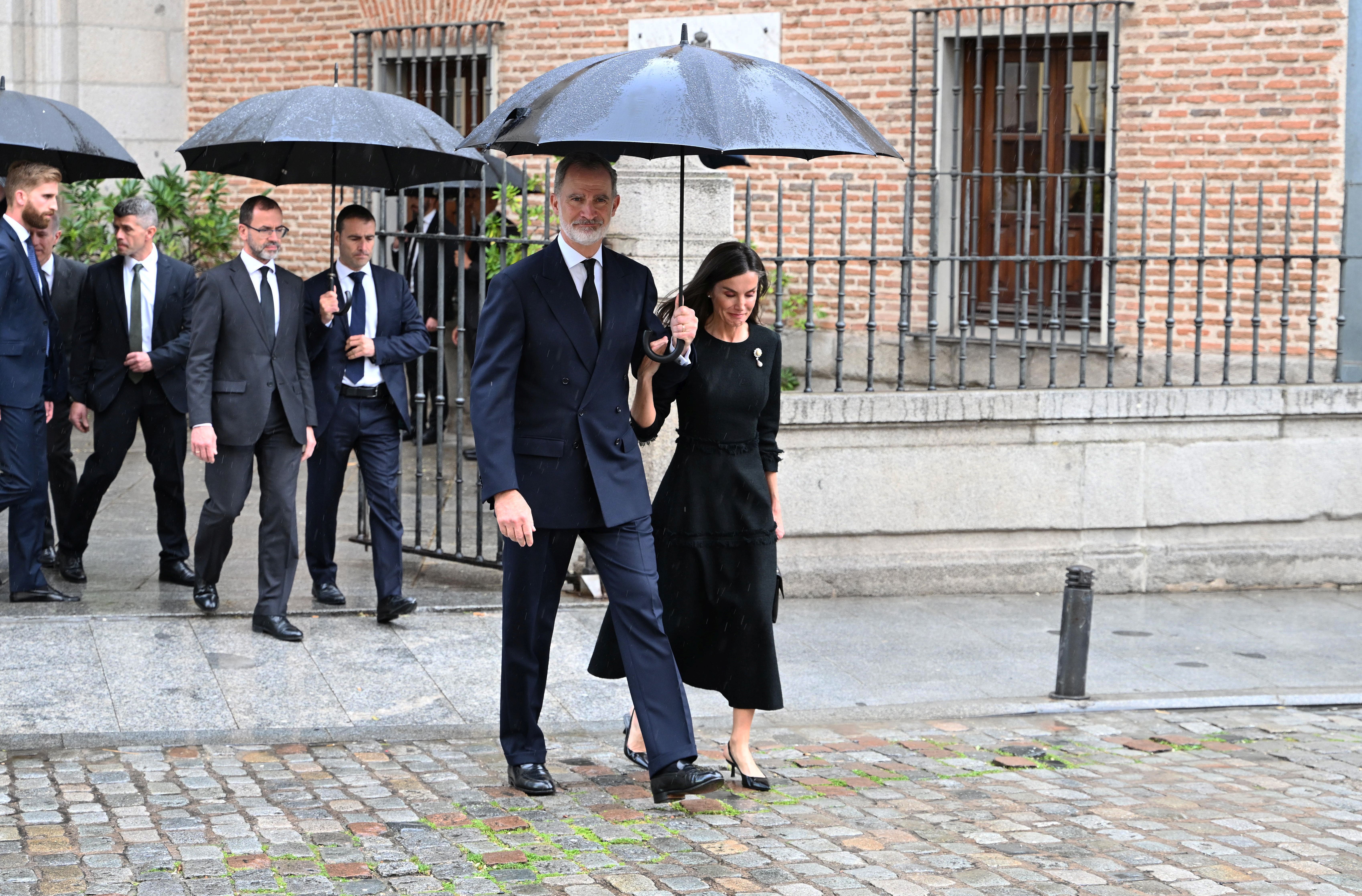 Fotos: los Reyes coinciden con Don Juan Carlos y Doña Sofía en el funeral de Fernando Gómez-Acebo