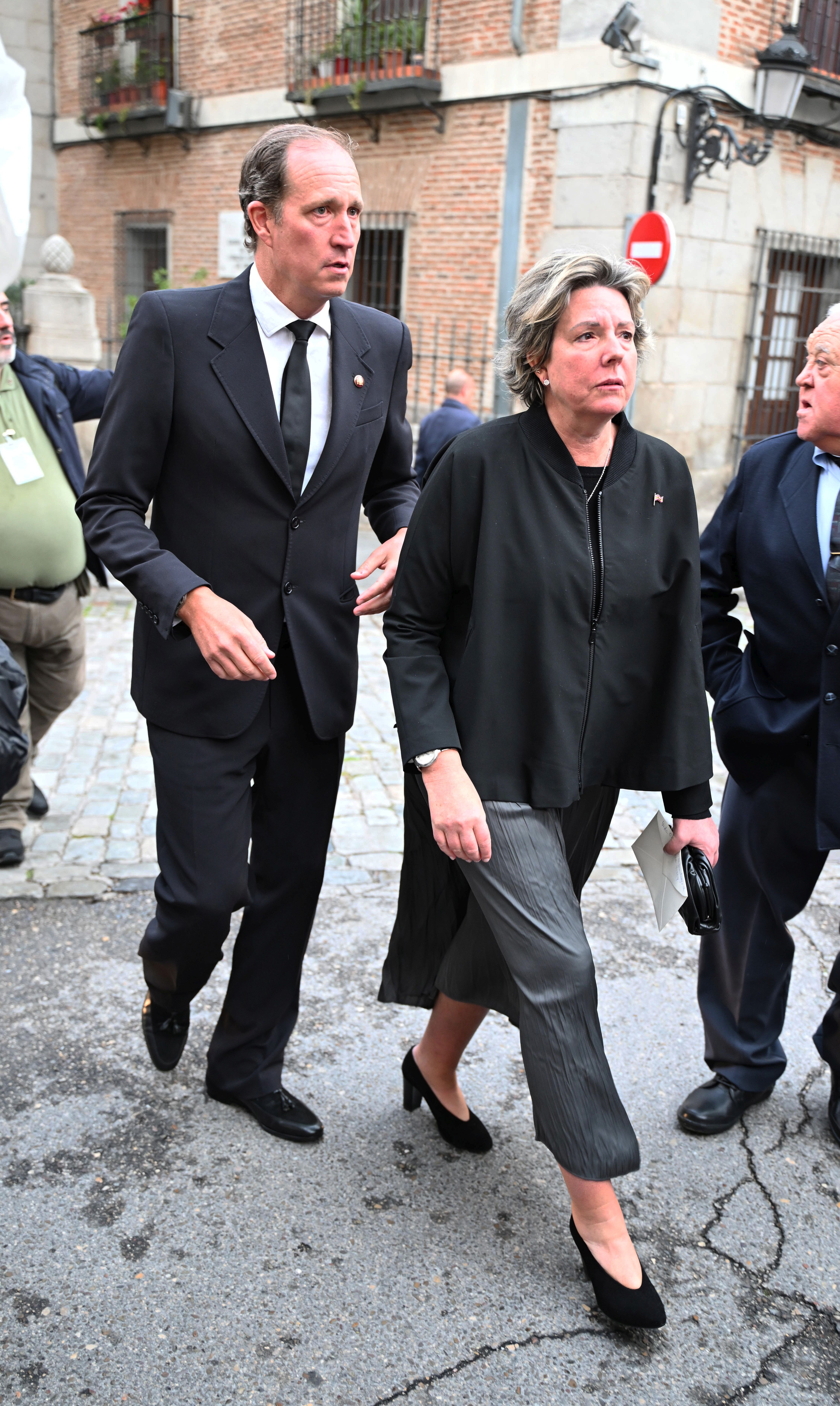 Fotos: los Reyes coinciden con Don Juan Carlos y Doña Sofía en el funeral de Fernando Gómez-Acebo