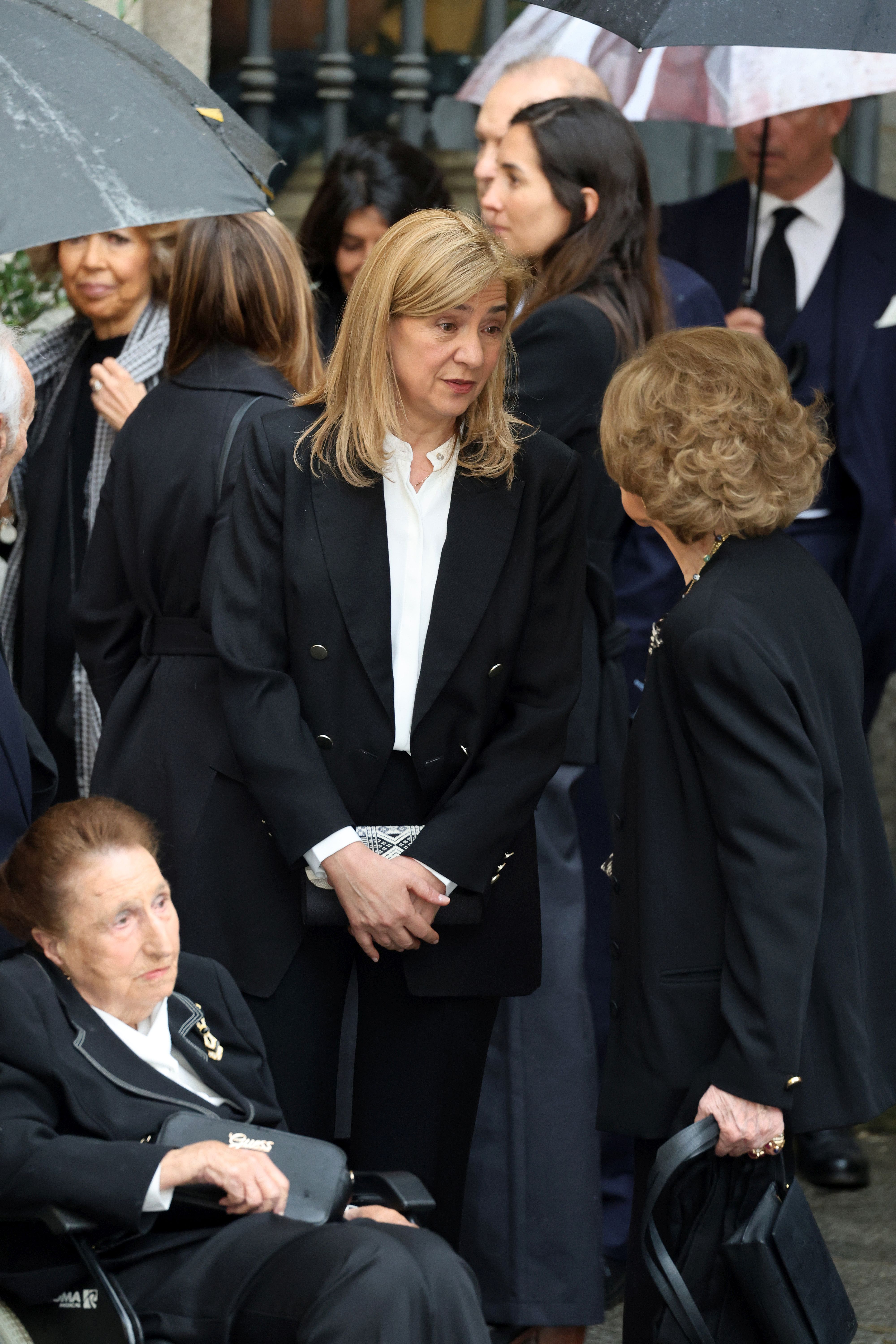 Fotos: los Reyes coinciden con Don Juan Carlos y Doña Sofía en el funeral de Fernando Gómez-Acebo