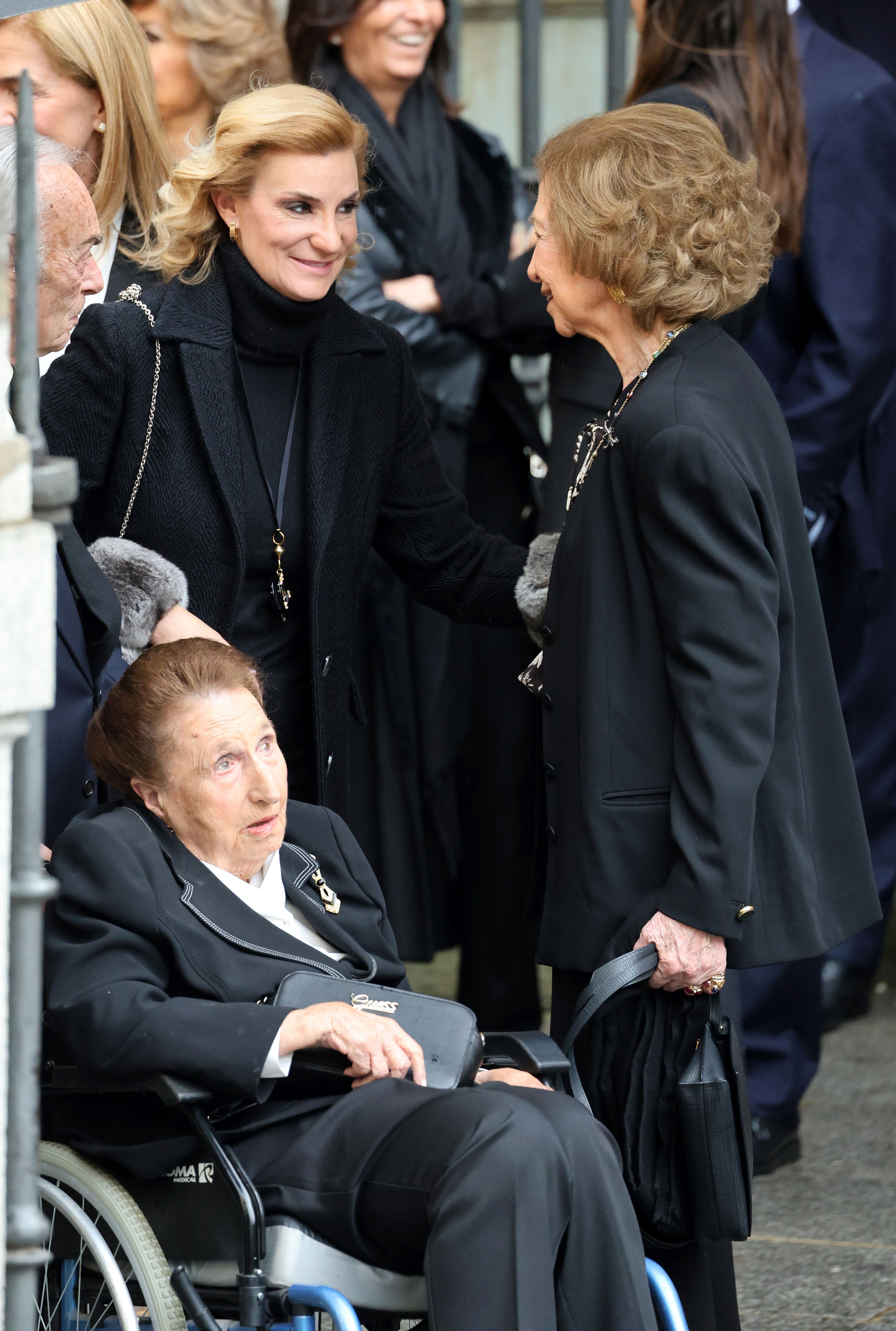 Fotos: los Reyes coinciden con Don Juan Carlos y Doña Sofía en el funeral de Fernando Gómez-Acebo