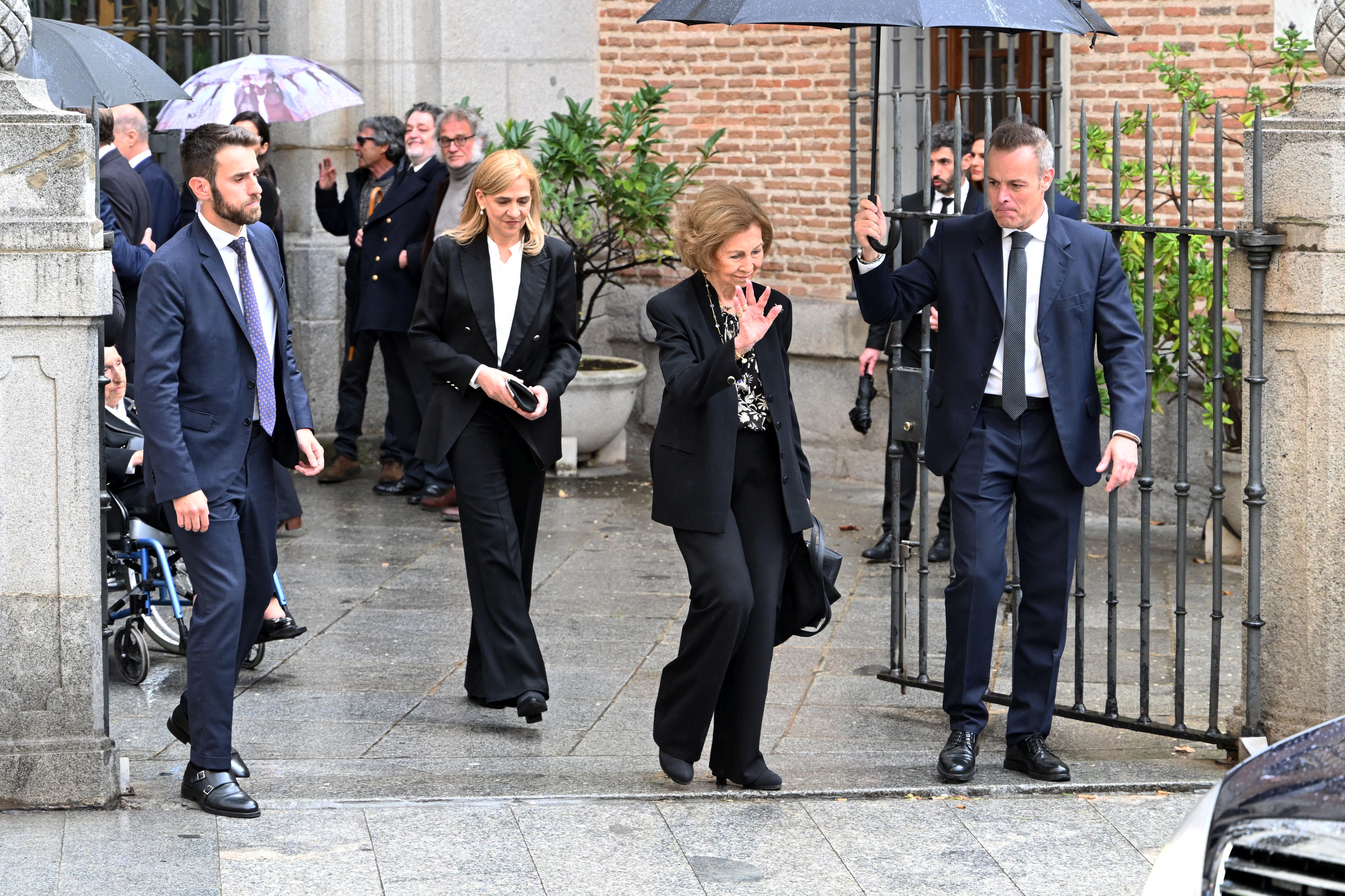 Fotos: los Reyes coinciden con Don Juan Carlos y Doña Sofía en el funeral de Fernando Gómez-Acebo