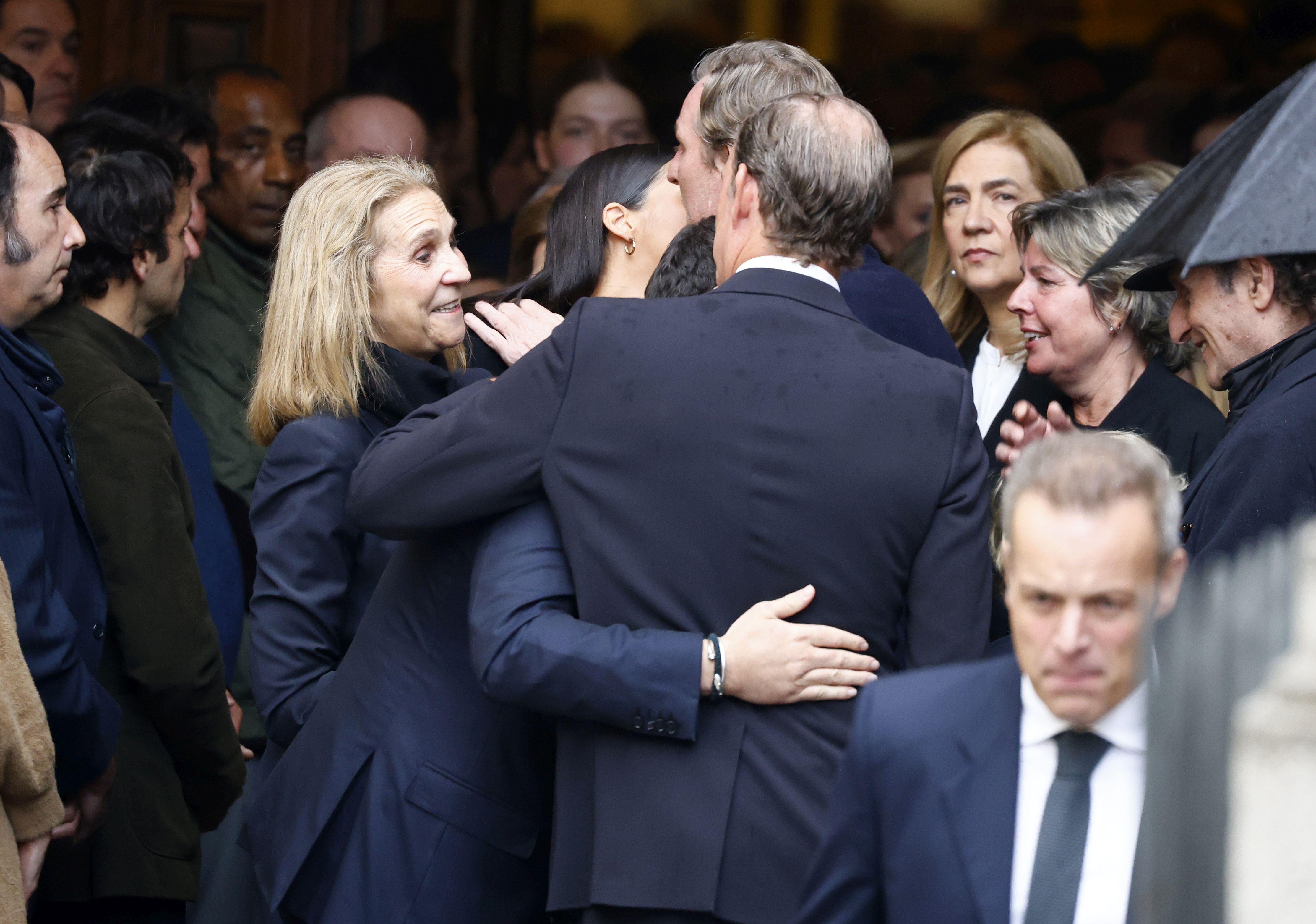 Fotos: los Reyes coinciden con Don Juan Carlos y Doña Sofía en el funeral de Fernando Gómez-Acebo