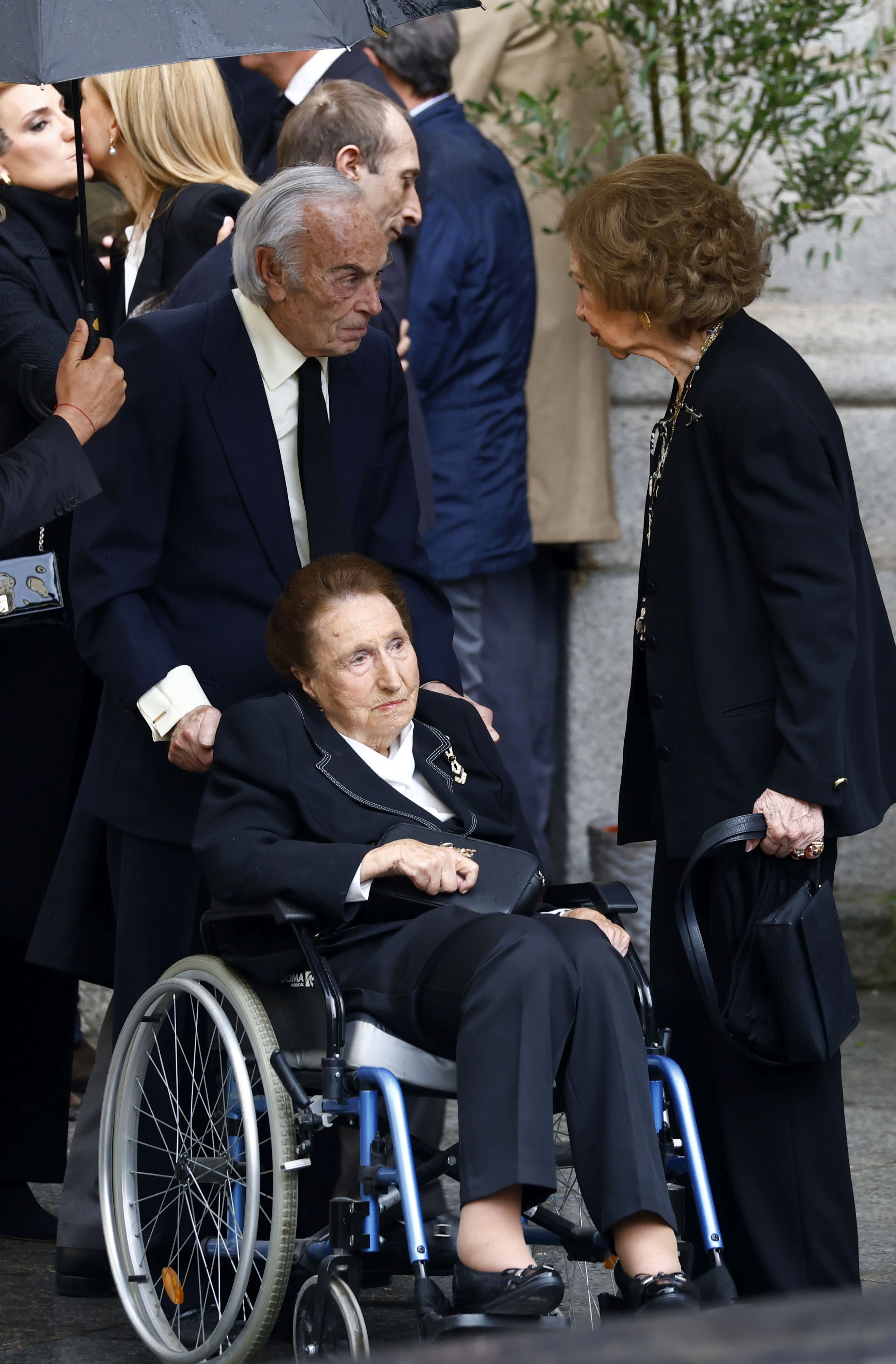 Fotos: los Reyes coinciden con Don Juan Carlos y Doña Sofía en el funeral de Fernando Gómez-Acebo