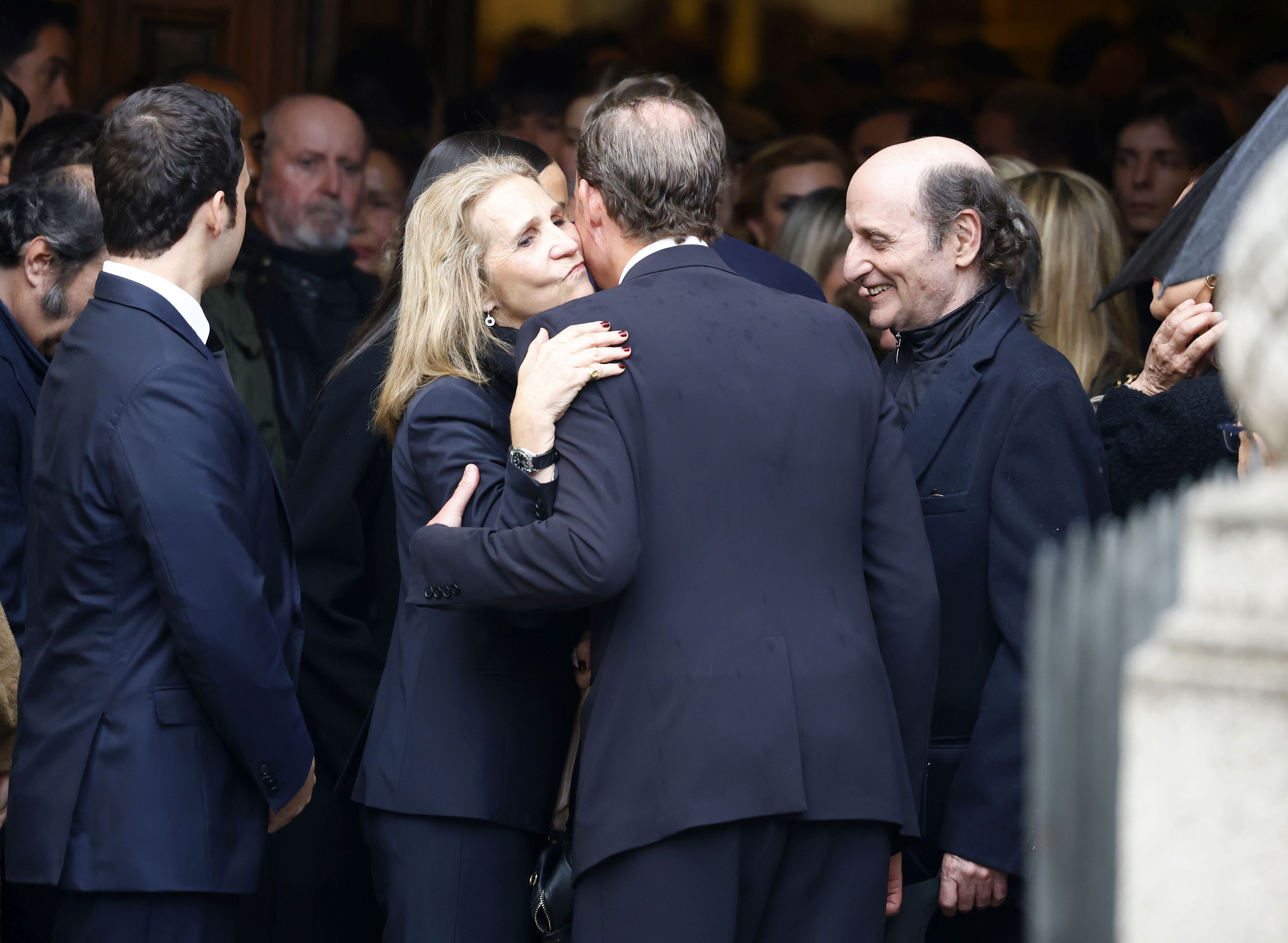 Fotos: los Reyes coinciden con Don Juan Carlos y Doña Sofía en el funeral de Fernando Gómez-Acebo