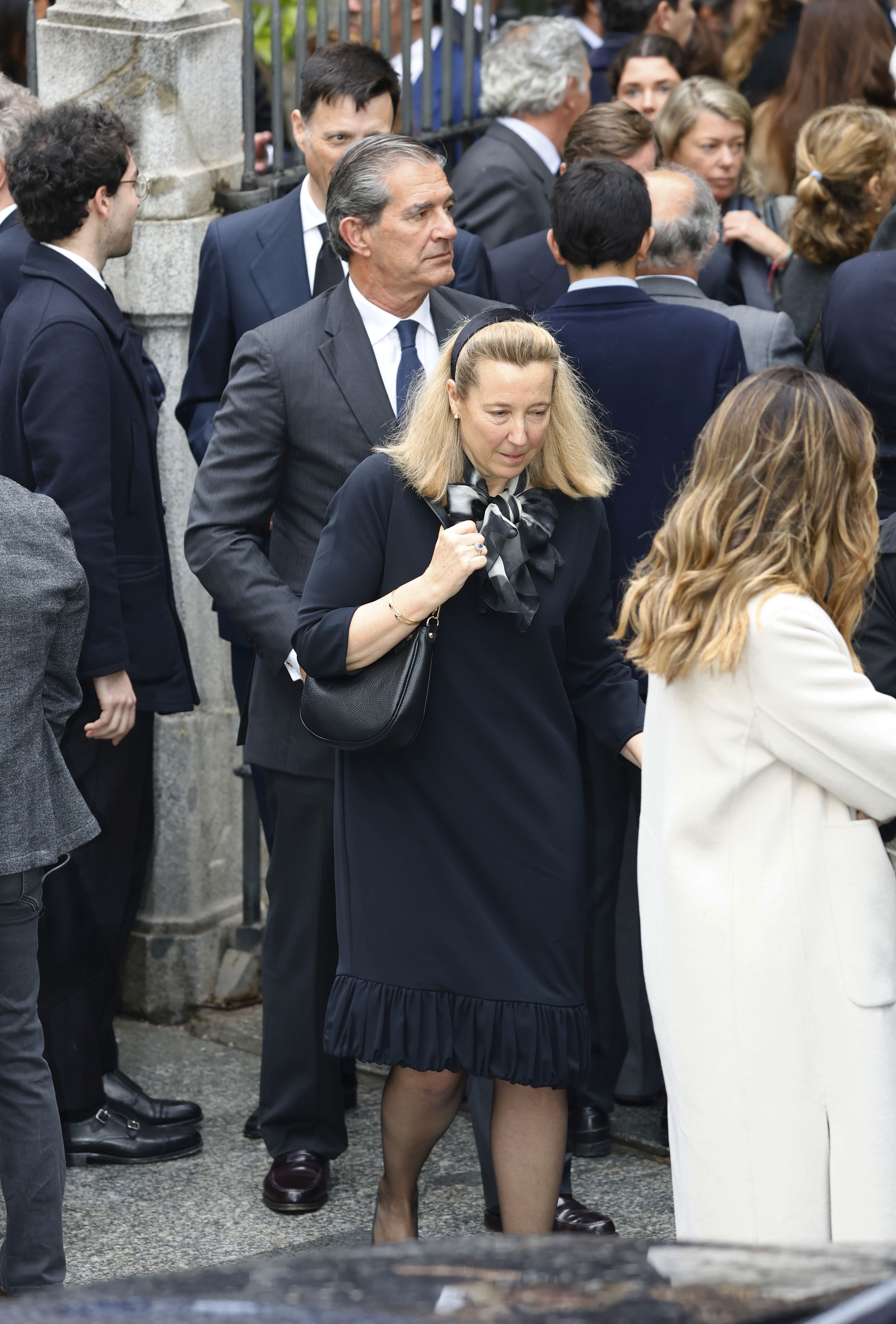 Fotos: los Reyes coinciden con Don Juan Carlos y Doña Sofía en el funeral de Fernando Gómez-Acebo