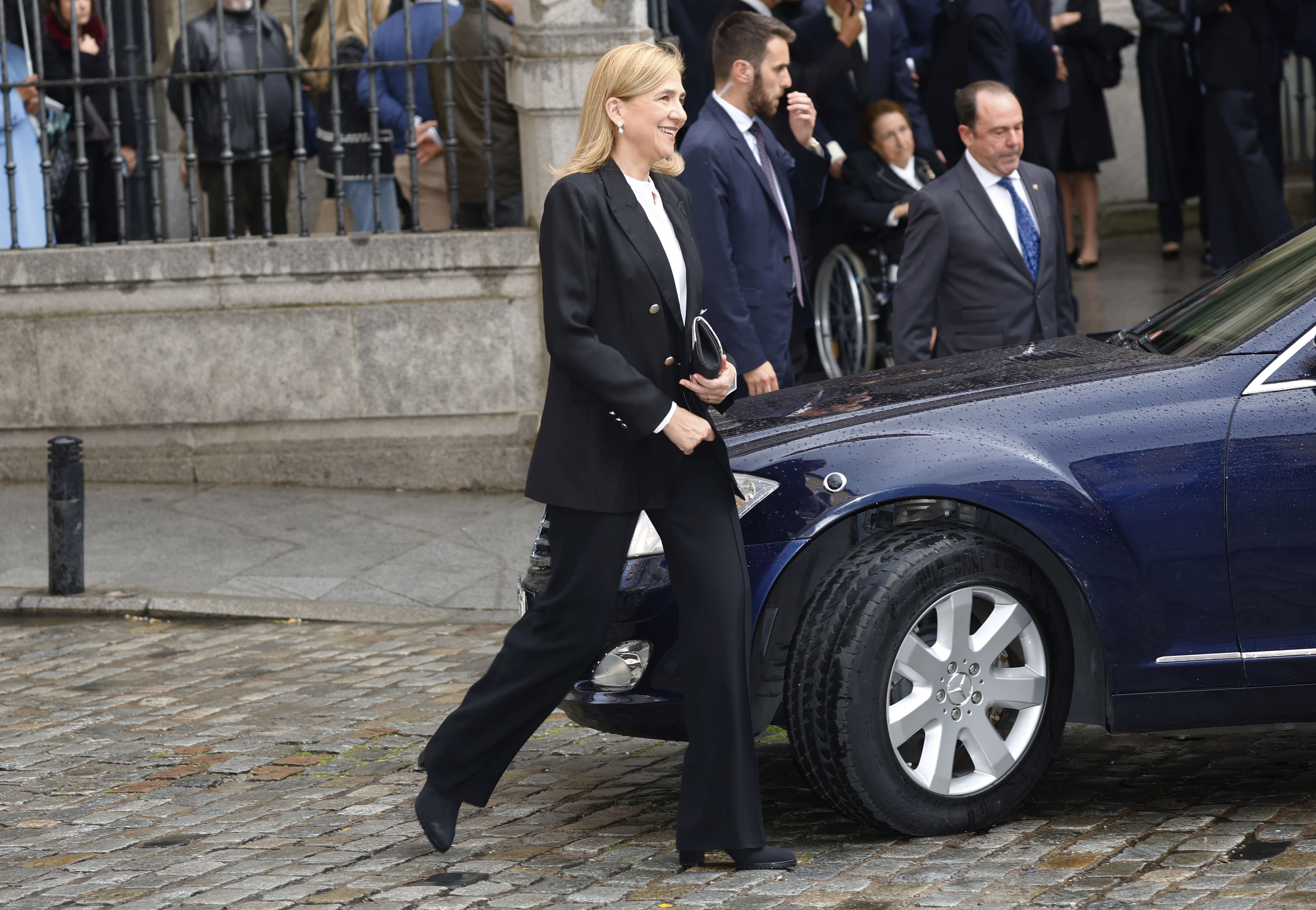 Fotos: los Reyes coinciden con Don Juan Carlos y Doña Sofía en el funeral de Fernando Gómez-Acebo