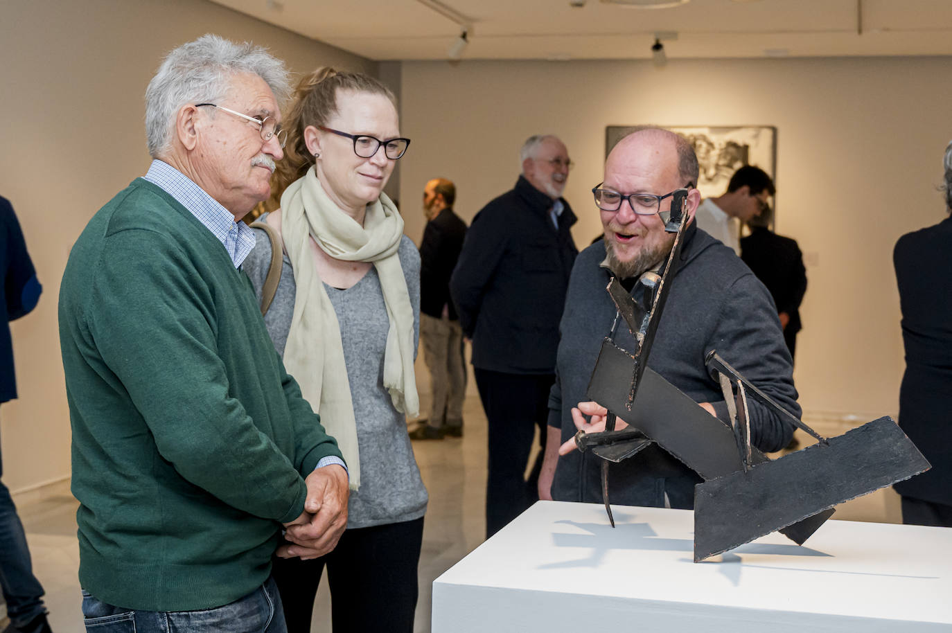 A la izquierda, el escultor Vicente Ortí en la inauguración de la muestra de Rafael Canogar en la Fundación Bancaja.