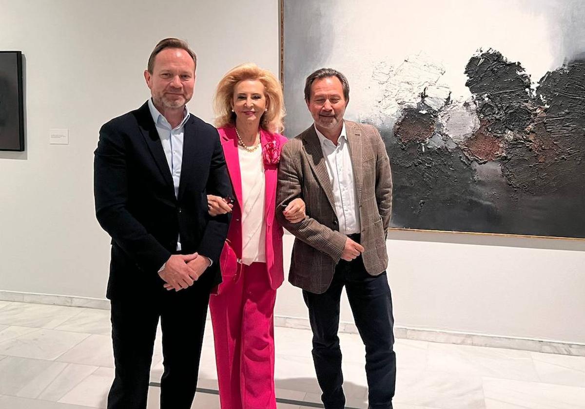 Vicente y Alejandro Segrelles y Mayrén Beneyto en una inauguración en la Fundación Bancaja.