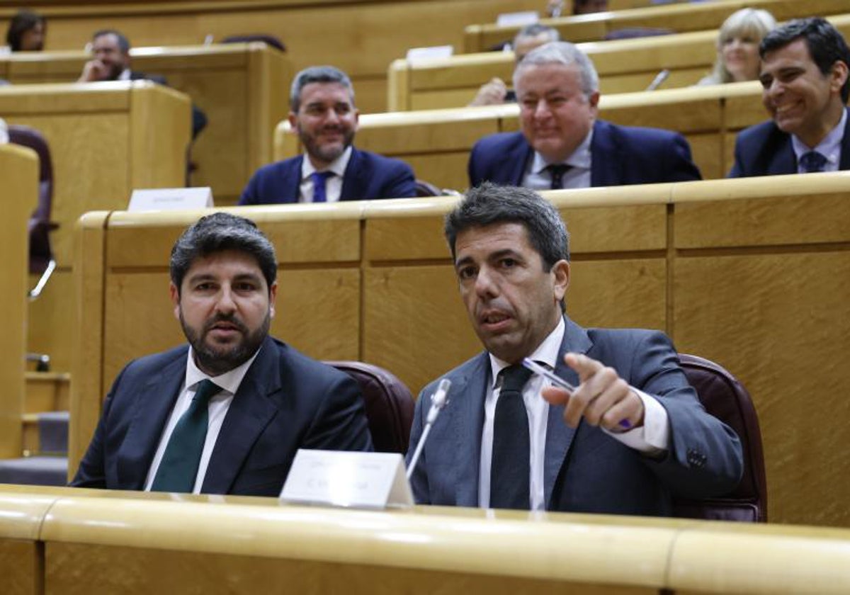 López Miras (presidente de Murcia) y Carlos Mazón, en el Senado.