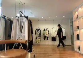 Rocío Rivera, de la boutique Zoe, propone vestidos y pantalones de popelín o trajes de lino inspirados en la sastrería clásica.
