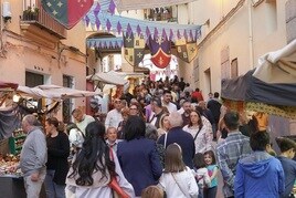 Una de las calles del Mercado Medival llena de gente este fin de semana.