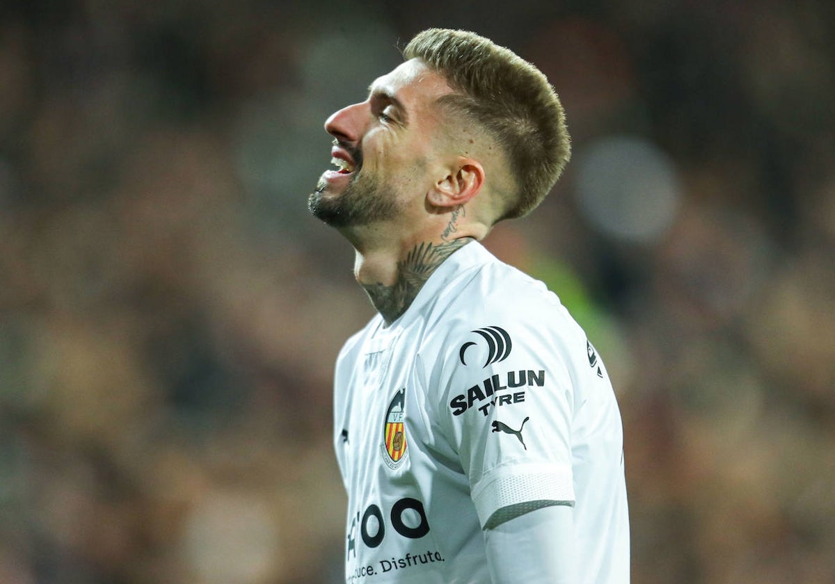 Samu Castillejo durante un partido con el Valencia CF la pasada temporada.