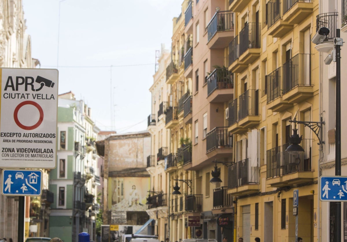 Cartel que advierte de las cámaras de tráfico en Ciutat Vella.