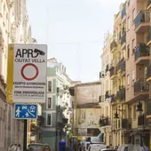 Cartel que advierte de las cámaras de tráfico en Ciutat Vella.