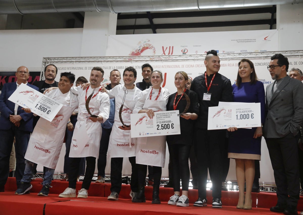 Imagen secundaria 1 - La mesa con los platos de los ocho finalistas, los tres mejores clasificados sobre el escenario y las protagonistas del certamen, las gambas rojas de Dénia que aporta la Cofradía de Pescadores.