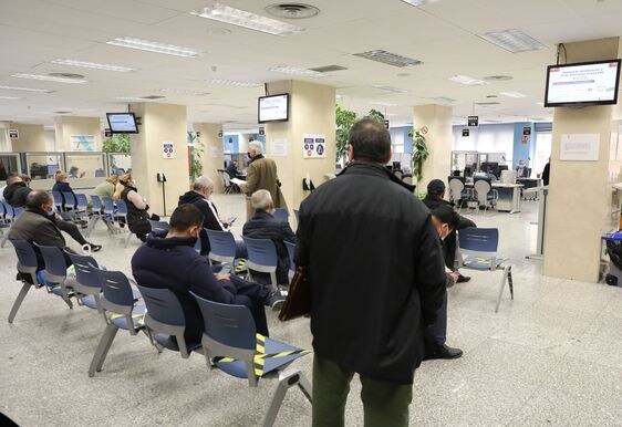 Varias personas esperan en una oficina de la Agencia Tributaria.