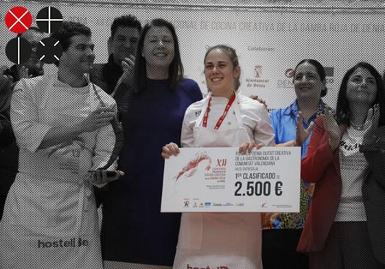 Cristina Gómez, con su premio por ganar el Concurso de la Gamba Roja de Dénia.