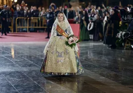 Entrada de Marina García, fallera mayor infantil de Valencia 2024, a la plaza de la Virgen, de madrugada en la Ofrenda a la Virgen.