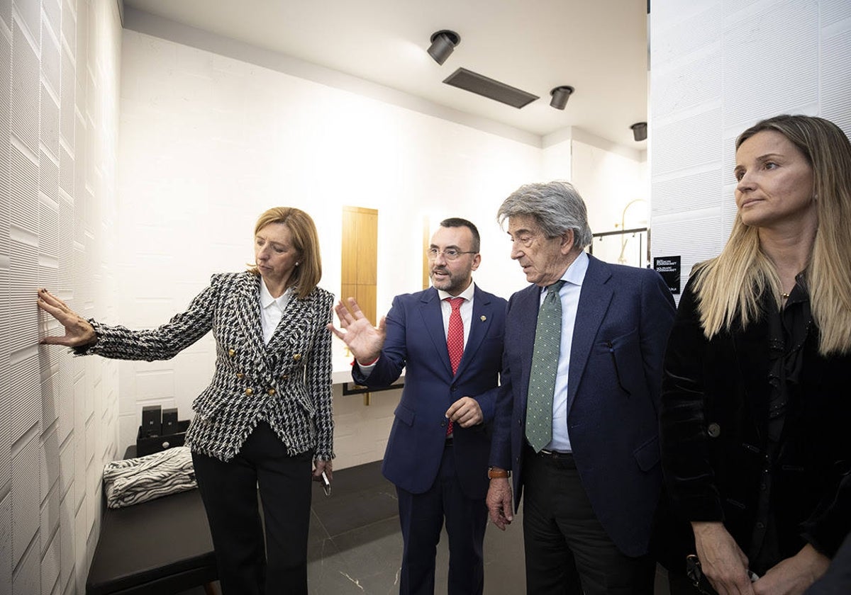 María José Soriano, José Benlloch, Héctor Colonques y Ana Colonques, en una exposición de Porcelanosa.