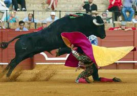El diestro Lama de Góngora da un pase con el capote, al inicio de la Feria de Sevilla de este año.