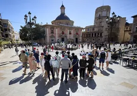Grupo de turistas con guía en la Plaza de la Virgen.