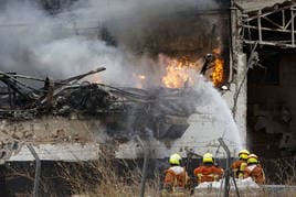 Bomberos trabajando en la extinción el pasado domingo.