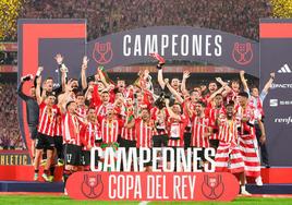 La plantilla del Athletic Club levantando la Copa del Rey.