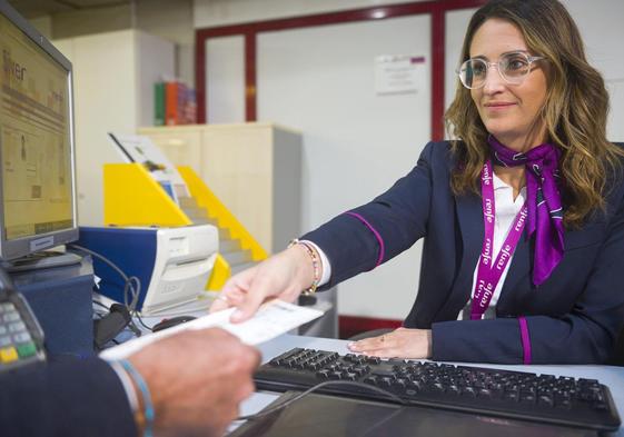 Una trabajadora de Renfe.