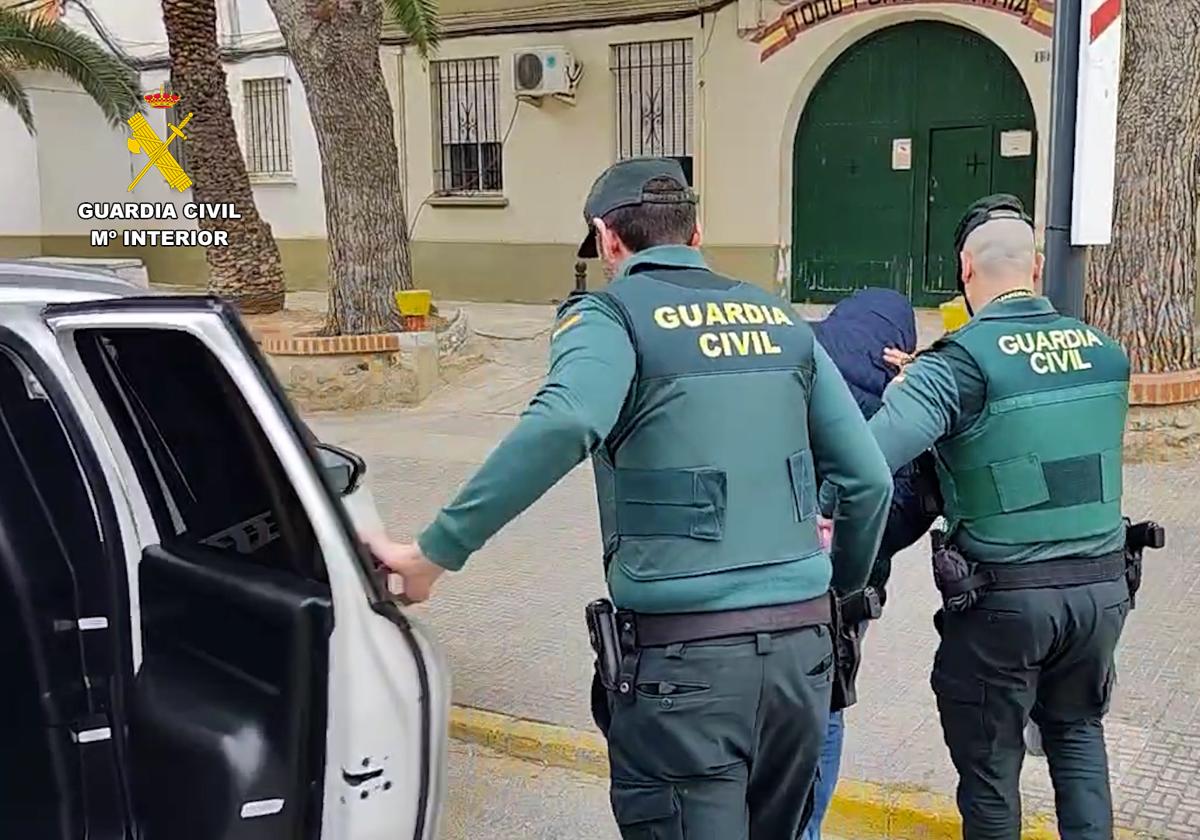 Agentes de la Guardia Civil durante otra detención.