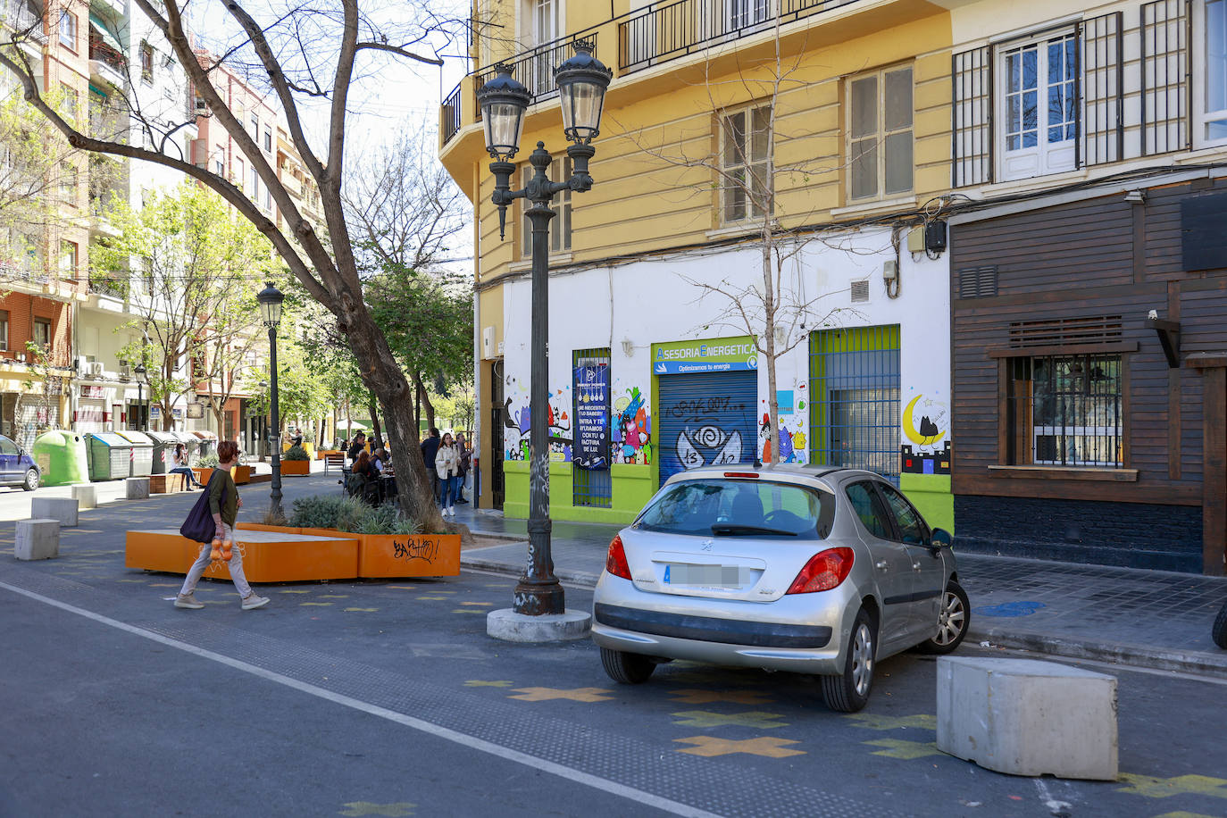 Los coches invaden la supermanzana de las calles Palleter y Calixto III de Valencia