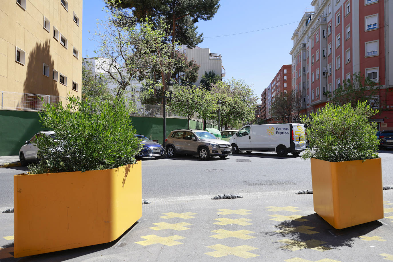 Los coches invaden la supermanzana de las calles Palleter y Calixto III de Valencia