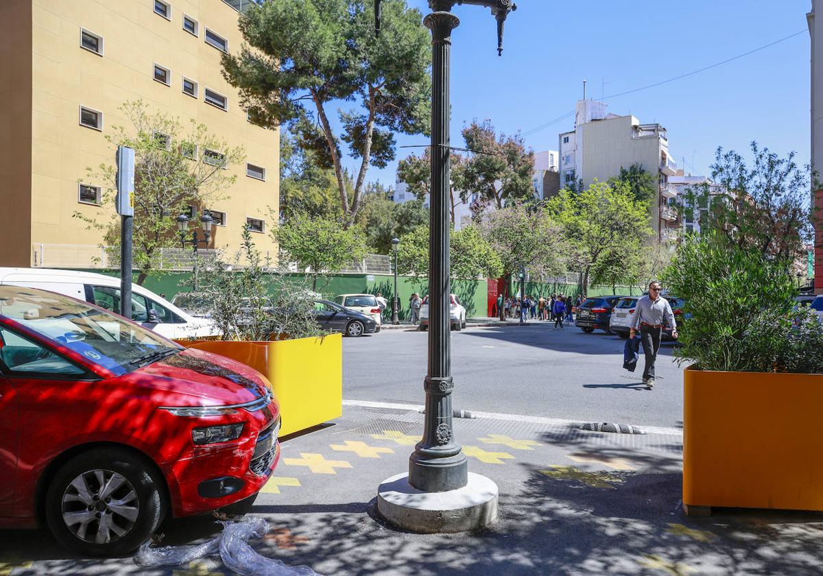 Los coches invaden la supermanzana de las calles Palleter y Calixto III de Valencia