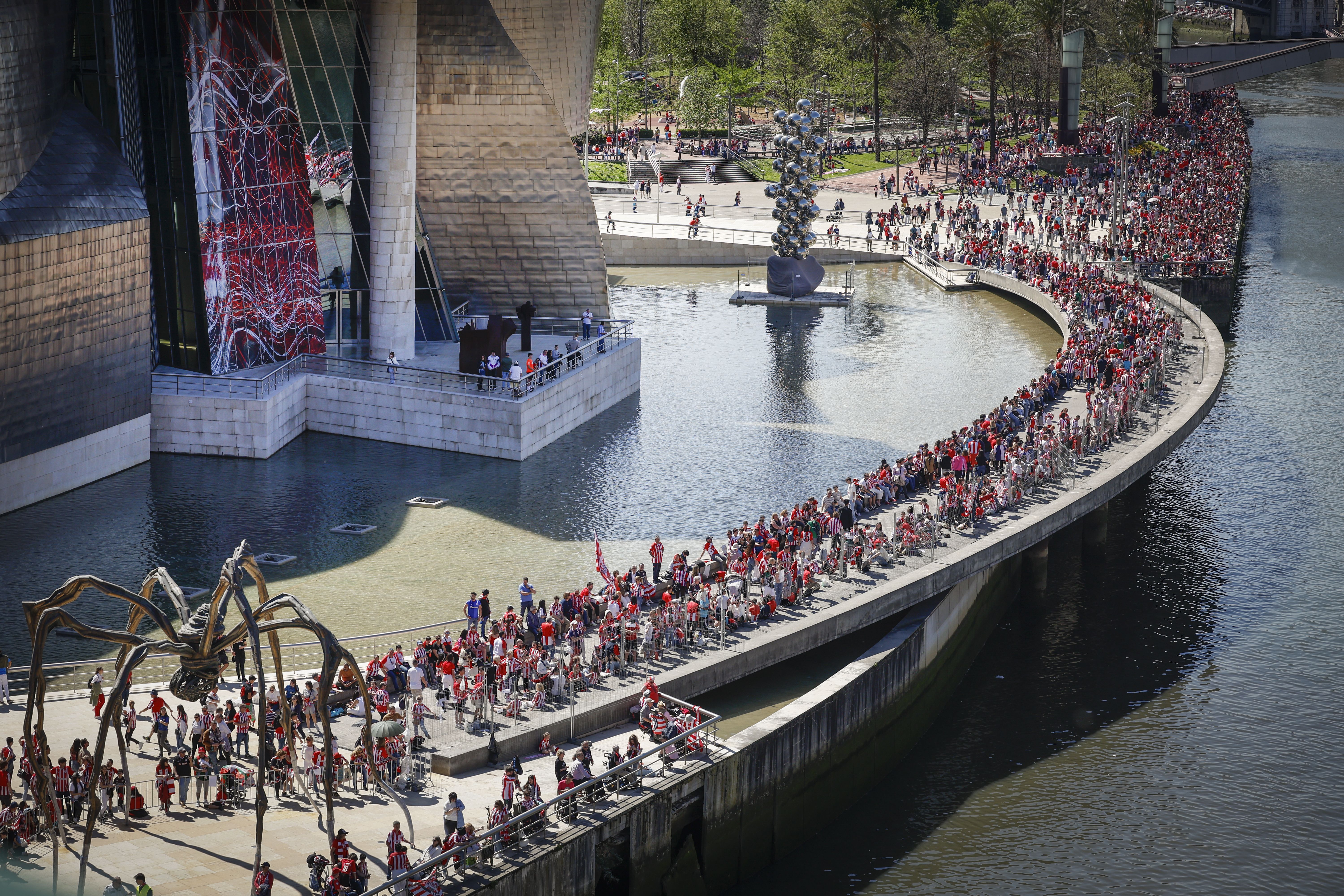 La espectacular fiesta de la gabarra en Bilbao