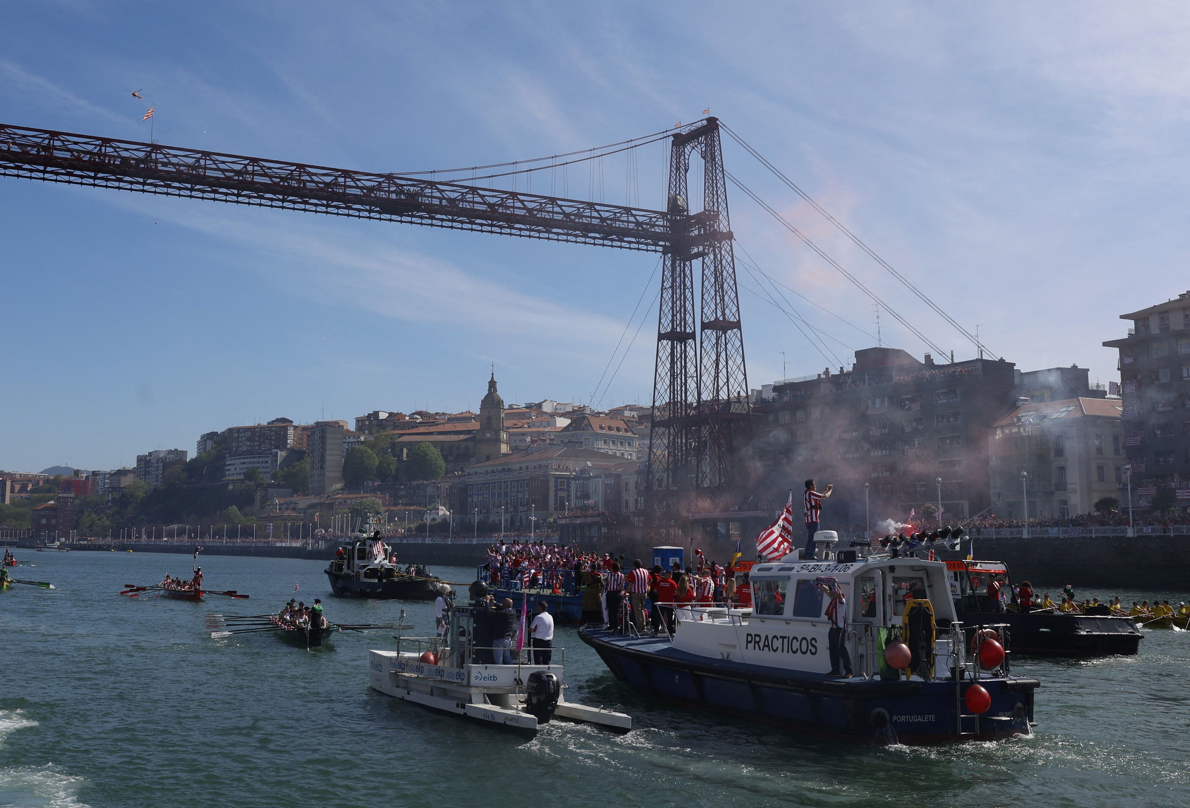 La espectacular fiesta de la gabarra en Bilbao