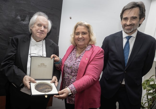 El pianista Sokolov recibe la medalla del Palau.