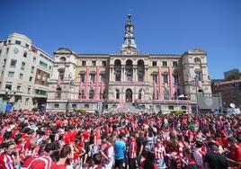 Miles de aficionados ante el Ayuntamiento de Bilbao.