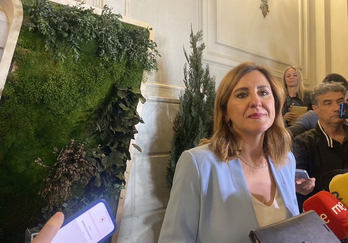 La alcaldesa de Valencia, María José Catalá, junto al logo natural de la Capitalidad Verde Europea.