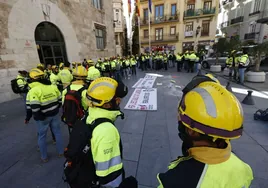 Protesta de los bomberos forestales ante la Generalitat.
