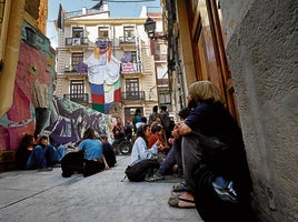 Manifestantes a las puertas del edificio 'okupado'.