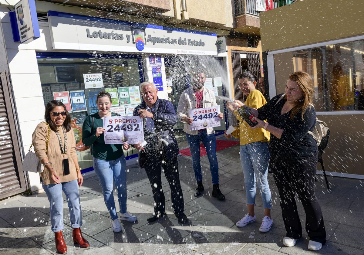 Varios ganadores en una administración de Loterías y Apuestas del Estado, en una imagen de archivo.