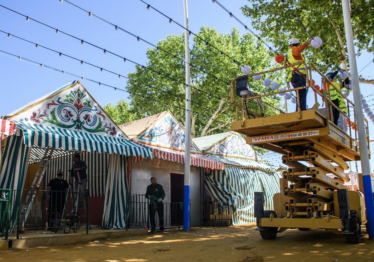 Preparativos en las casetas.