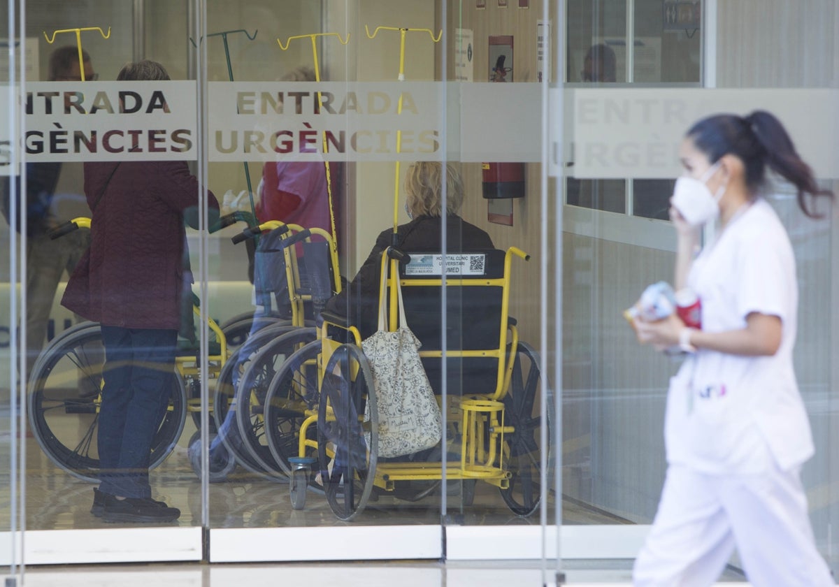 Una sanitaria en la entrada de Urgencias del hospital Clínico de Valencia.