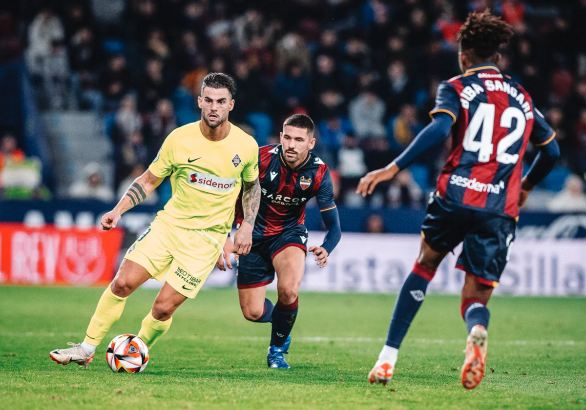 Dela y Buba tratando de frenar a un jugador del Amorebieta