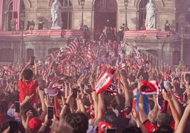 Miles de personas, ante el Ayuntamiento de Bilbao durante la celebración de este jueves.